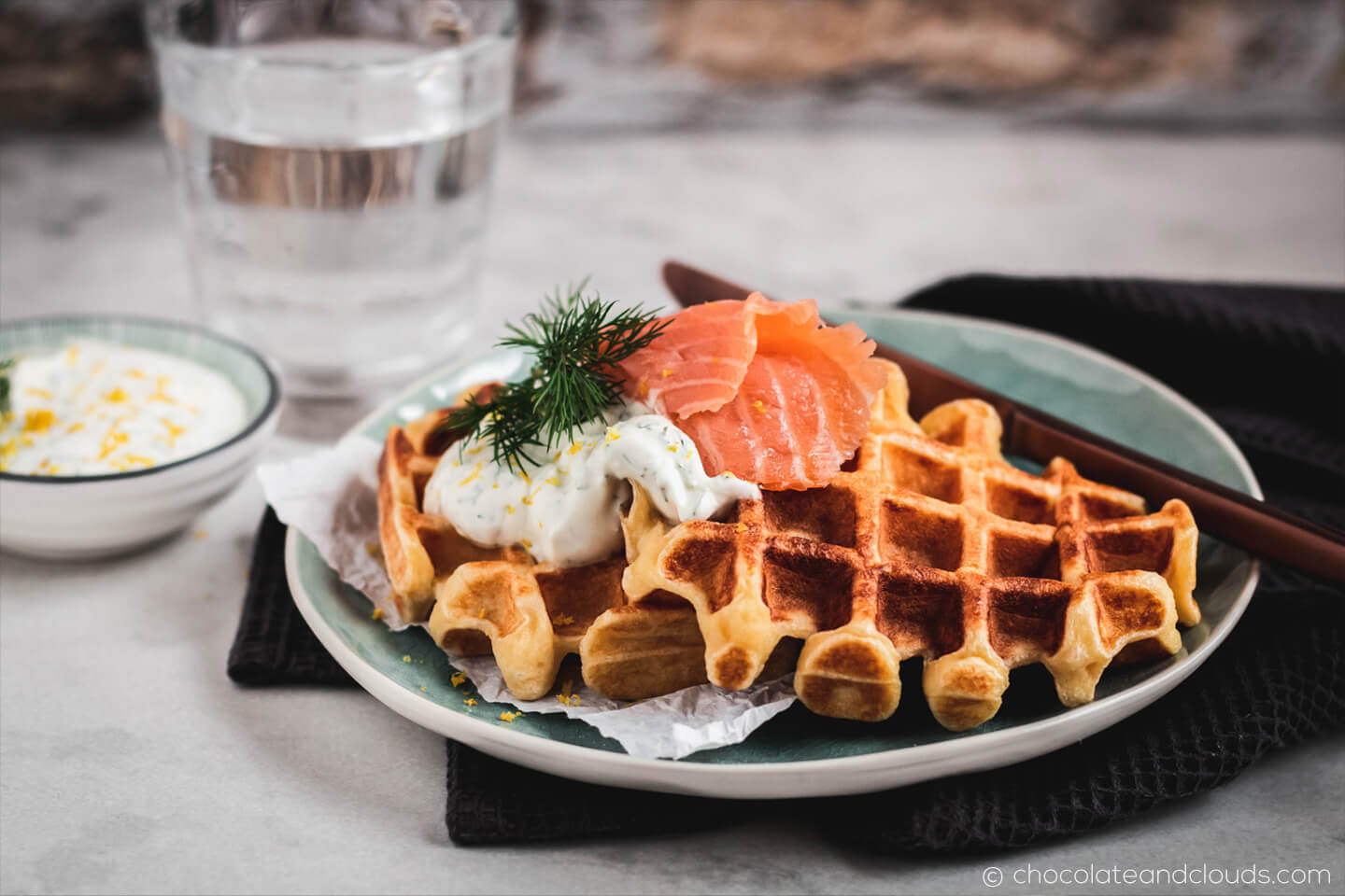 kartoffel waffel mit lachs und dill creme rezept