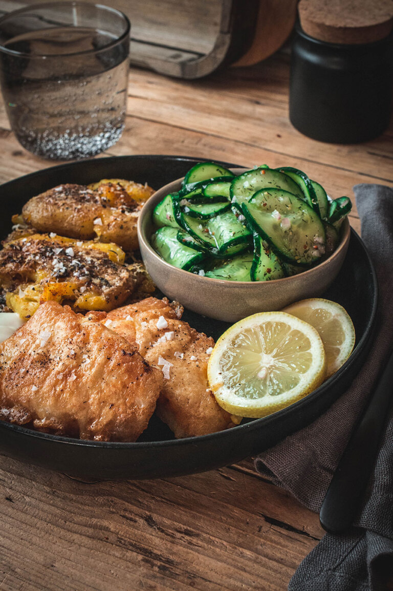 Kabeljau im Backteig mit Smashed Potatoes und Grukensalat rezept