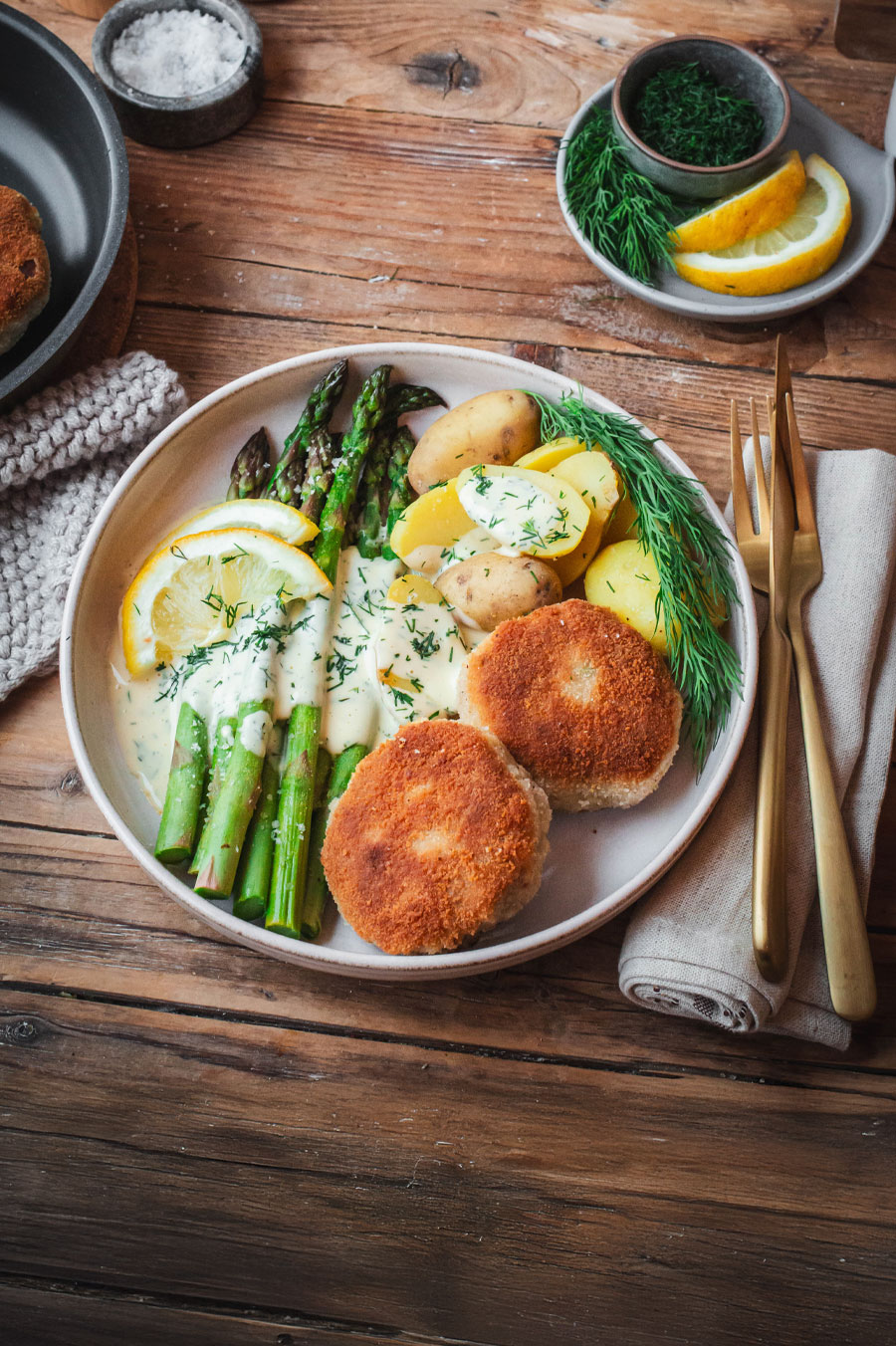 Dänische Krebinetter mit grünem Spargel, Drillingen und Blitz-Sauce Hollandaise mit Dill Rezept