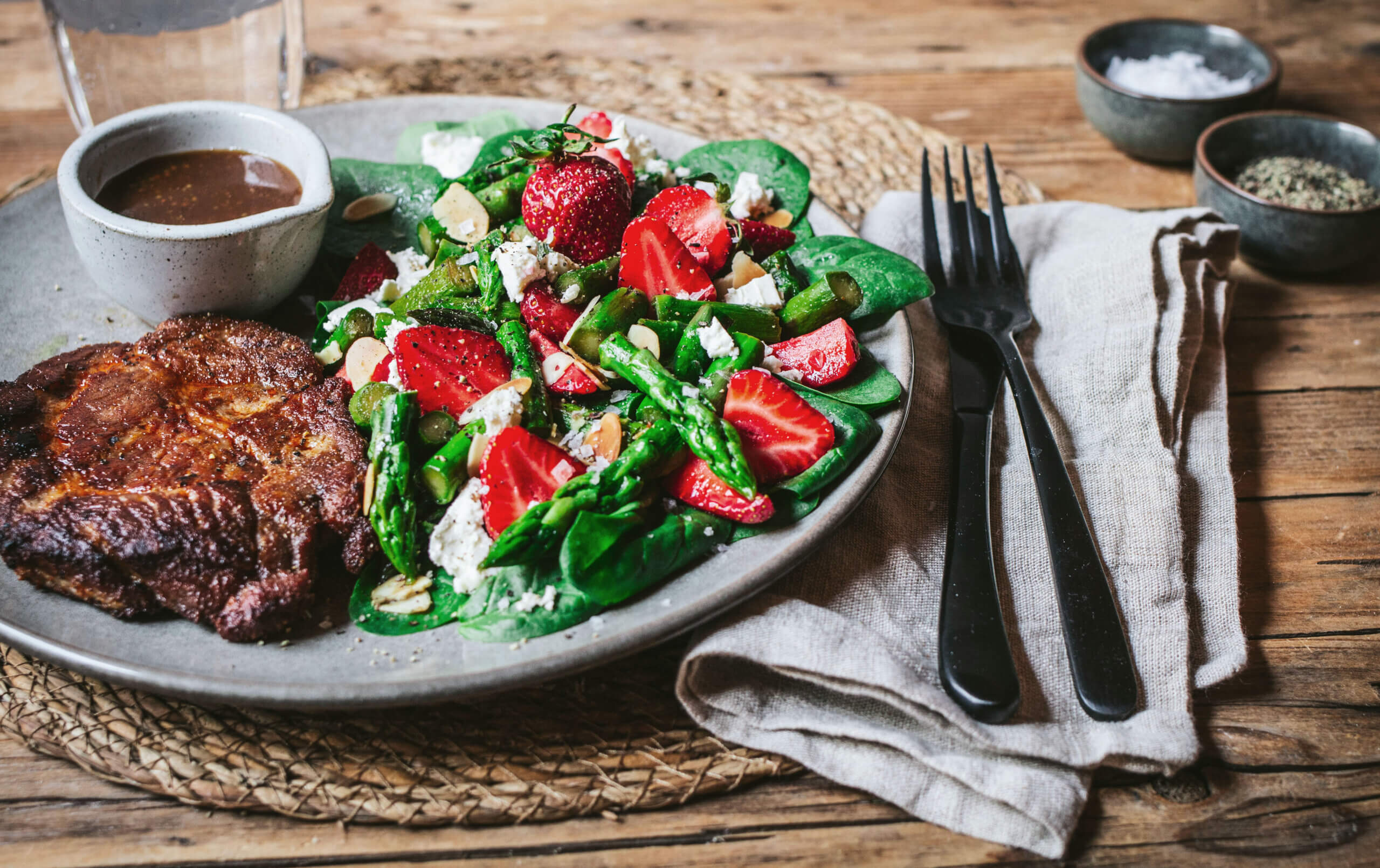 Erdbeer-Spargel-Salat mit Baby-Spinat, Feta und Balsamico-Dressing Rezept